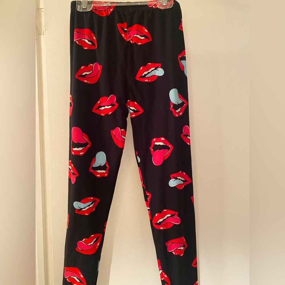 Fun lip leggings from New Mix